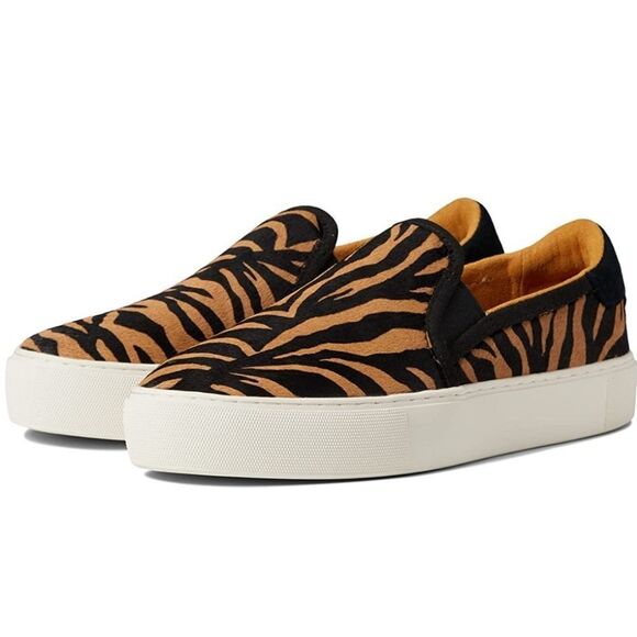 BRAND NEW UGG WOMEN'S CARAVAN TIGER PRINT SNEAKER S2 - Picture 1 of 16